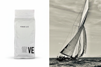 VELA – Beutel links, Segel rechts S/W